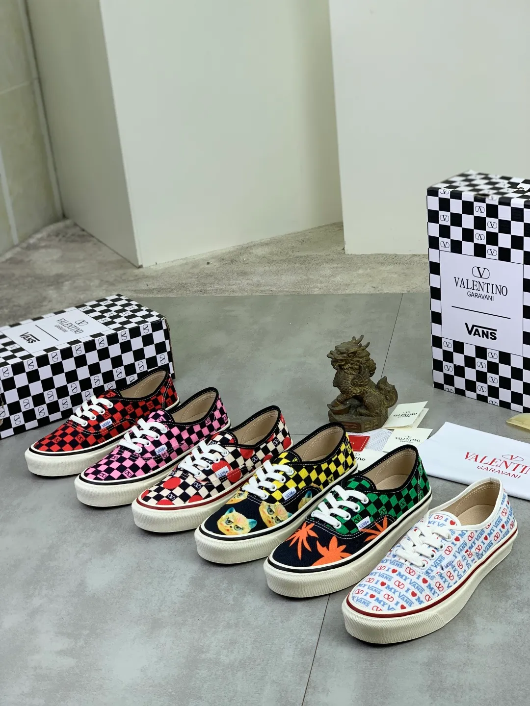 Men's shoes 💰P460 New Valentino❌Wans co-branded Valentino and Vans release new co-branded sneakers, integrating Valentino's Italian high-definition aesthetics and Vans's free and authentic spirit, giving classic shoes a personality that spans the ages. Many stars - Jolin Tsai. Yang Zi. Liu Wen. Ma Baiquan. Choi Soobin. freen. Song Zuer. JJ Lin. zel. Cecilia Cheung. shark. Xin Yunlai...Same style. Female model: 35-42 (41.42 is custom-made and non-refundable) Men's model: 39-46 (45.46 is custom-made and non-refundable)
